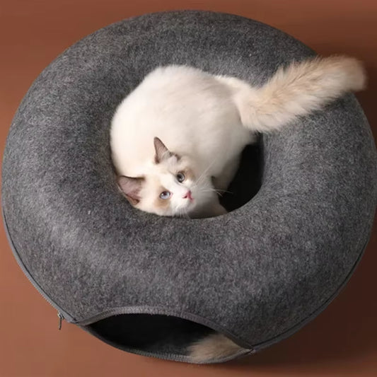 Gato asomándose por el agujero de la cama cueva de fieltro